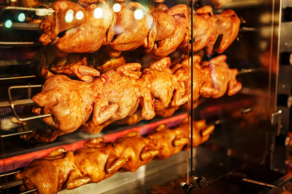 rôtisserie ambulante - Poulets en train de rôtir sur la grille d'un camion rôtisserie