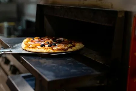 Pizza prête à aller au four dans une pizzeria itinérante