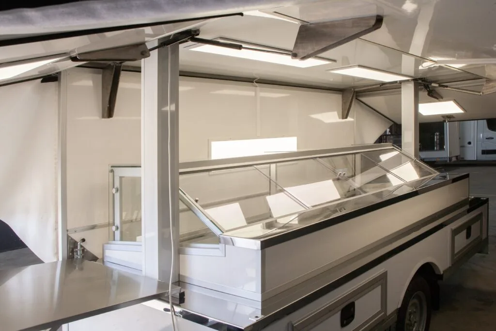 Vitrine réfrigéré pour remorque ambulante - Aménagement par Etal Concept