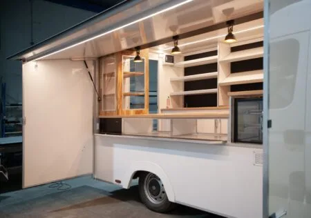 Camion boulangerie pâtisserie - camion de marché - Etal Concept - comptoir et vitrine extérieur