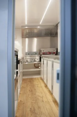 Remorque snack friterie - remorque food truck - Etal Concept - vitrine et comptoir