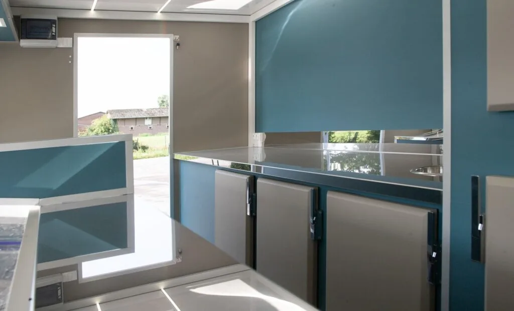 Plan de travail et armoire frigo d'une remorque snack - Aménagement par Etal Concept